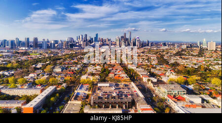 Luftaufnahme der Stadt Melbourne CBD hoch aufragenden Türmen von Port Melbourne und die Southbank oben Vorort Haus Dächer und Straßen, Straßen, Ca Stockfoto