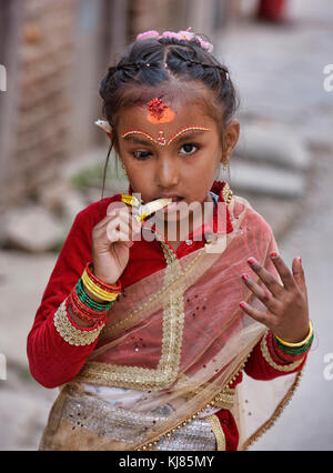 Mädchen essen ein Eis während Dasain Urlaub, Kathmandu, Nepal Stockfoto