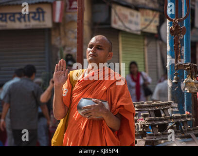 Ein Mönch meditiert, in der Mitte des Chaos, Kathmandu, Nepal Stockfoto