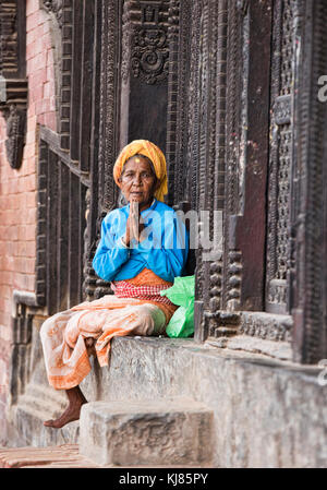 Frau auf Tempel schritt Gruß Namaste, Kathmandu, Nepal Stockfoto