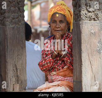 Frau auf Tempel schritt Gruß Namaste, Kathmandu, Nepal Stockfoto