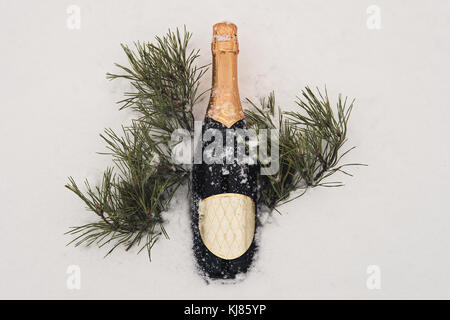 Champagner, Weihnachten Dekor über Schnee und Tanne mit kopieren. Die Feier des neuen Jahres und Weihnachten auf der Straße im Winter. Stockfoto