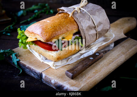 Italienische panini Sandwich auf dem Holzbrett, selektiver Fokus Stockfoto