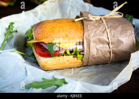 Panini Sandwich in Papier verpackt, selektiven Fokus Stockfoto