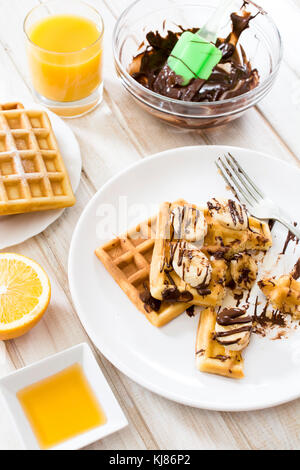 Selektiver Fokus in der Mitte der traditionellen belgischen Waffeln in der Platte Stockfoto
