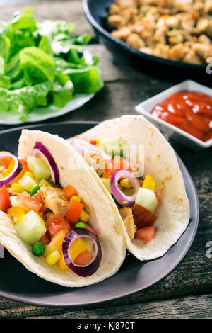 Selektiver Fokus auf der Vorderseite tortilla Sandwich gefüllt mit Hühnerfleisch und Gemüse Stockfoto