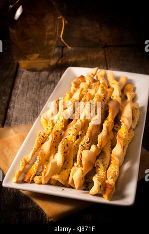 Selektiver Fokus auf die hausgemachten Salz Sticks mit Kreuzkümmel und Sesam, Low Key light Technik Stockfoto