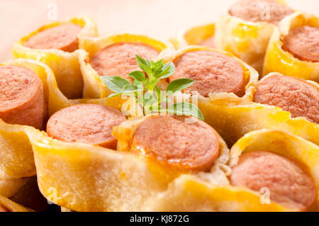 Selektiver Fokus auf die Wurst in der Mitte Stockfoto