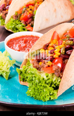 Selektiver Fokus auf die Taco Sandwich auf Platte Stockfoto