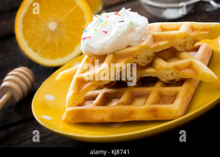 Selektiver Fokus auf die Waffeln in der Platte mit süßer Sahne Stockfoto