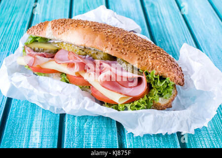 Serviert submarine Sandwich, gefüllt mit Fleisch und Käse, selektiven Fokus Stockfoto