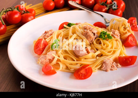 Spaghetti mit frischen Thunfisch. Selektive konzentrieren sich auf den Inhalt der Platte Stockfoto