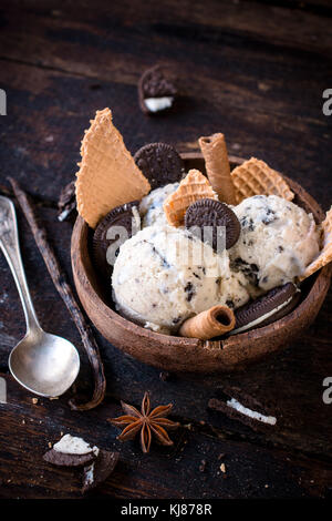 Stracciatella Eis mit Cookies auf Holz- Hintergrund, selektiver Fokus Stockfoto