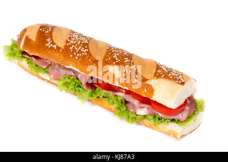 Submarine Sandwich mit Gemüse und Schinken isoliert auf weißem Stockfoto