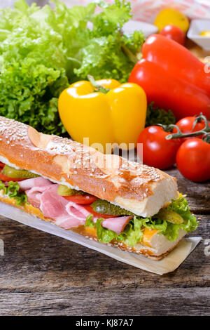 Submarine Sandwich mit Gemüse und Schinken, selektive Fokus Stockfoto