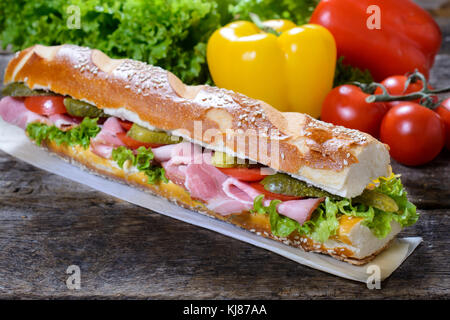 Submarine Sandwich mit Gemüse und Schinken, selektive Fokus Stockfoto