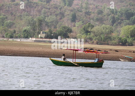 Boot mann Segeln baot in See Stockfoto