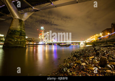 Themse Rocky vorland unter dem Norman Foster's Millennium Bridge in Richtung Beetham Tower & Blackfriars Bridge von bankside suchen Stockfoto