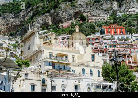 Wunderschöne Aussicht auf die Kathedrale und das Gebäude, Positano, Amalfi Küste, Italien, Europa Stockfoto