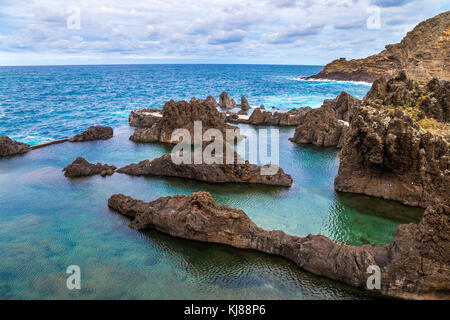 Natürlicher Basalt Lava pools in Porto Moniz, Madeira, Portugal Stockfoto