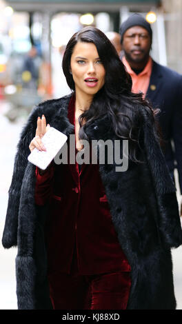NEW YORK, NY - 05. DEZEMBER: Victoria's Secret Model Adriana Lima trat am 5. Dezember 2016 auf der Wendy Williams Show in New York City auf People: Adriana Lima Stockfoto