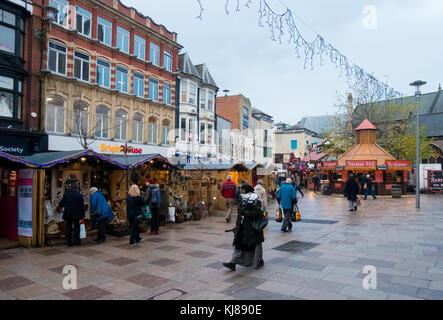 Cardiff, Wales, Vereinigtes Königreich - 23. November 2016: Einheimische und Touristen kaufen und besuchen den Weihnachtsmarkt im Stadtzentrum von Cardiff Stockfoto