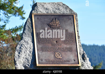 Bronze Zeichen beschreiben Deception Pass und wie wurde es von Kapitän George Vancouver benannt. Stockfoto