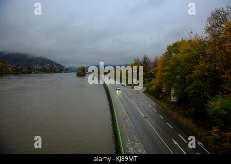 Blick auf den Neckar bei Heidelberg in Deutschland. Stockfoto