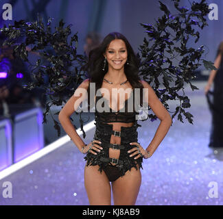 PARIS, FRANKREICH - NOVEMBER 30: Lais Ribeiro bei der Victoria's Secret Fashion Show am 30. November 2016 in Paris. Leute: Lais Ribeiro Stockfoto