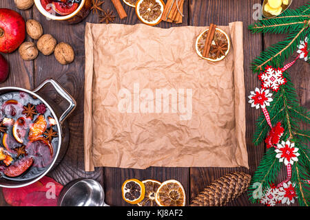 Glühwein in einer Kasserolle und ein leeres Papier Blättern für die Aufnahme einen Drink Rezept Stockfoto