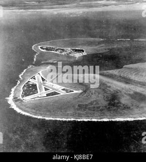 Luftbild von Midway Atoll, südlich von Westen über die südliche Seite des Atolls, 24. November 1941. Im Osten der Insel, dann die Seite von Midway Flugplatz, im Vordergrund. Sand Island, Lage der meisten anderen Basis, ist über dem Eingang Kanal. Datum: 24 November 1941 Stockfoto