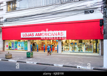 Lojas Americanas S.A., Blick von Außen, Fußgänger, der Verbraucher, der Brasilianischen Einzelhandelskette store Fassade mit Markennamen, Beschilderung, Santos, Sao Paulo, Brasilien. Stockfoto