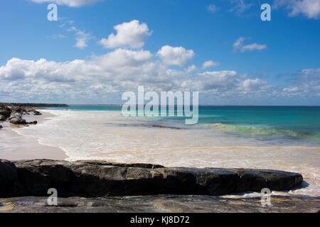 Remote Flinder's Bay, Augusta, South Western Australien an einem bewölkten Tag im späten Frühjahr mit dem kalten südlichen Ozean isoliert Läppen der felsigen Ufer. Stockfoto