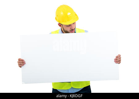 Happy männlichen Ingenieur Holding eine Anzeige leer Banner. auf weißem Hintergrund Stockfoto