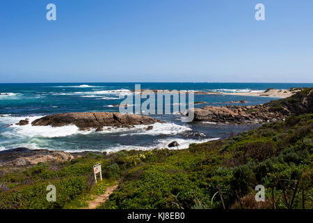 Scenic View wird aus dem Skippy Rock Lookout in der Nähe von Cape Leeuwin Western Australia auf Sonnigem windigen späten Frühling Nachmittag ein fampus Angeln Lage gesehen. Stockfoto