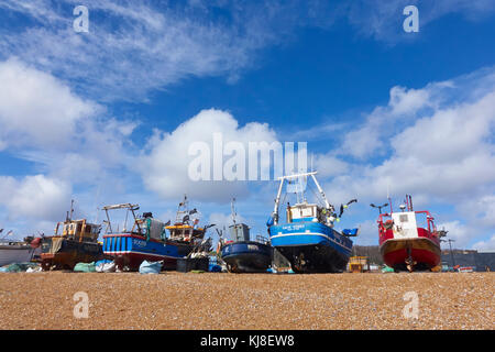 Fischtrawler über Hastings Altstadt Stade Fischer's Beach, Rock-a-Nore, East Sussex. Großbritannien Stockfoto