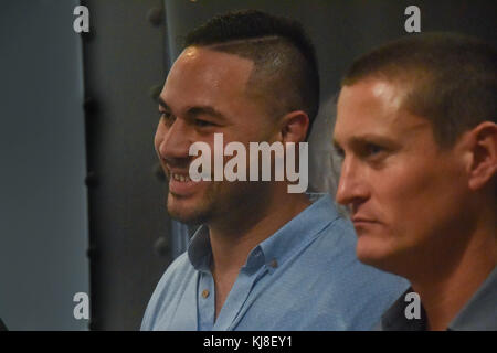 Auckland, Neuseeland. 22 Nov, 2017 Neuseeland heavyweight Boxer joseph Parker auf während einer Pressekonferenz in Auckland am 22.November 2017 aussieht. Derzeit ist er Weltmeister im Schwergewicht nach der WBO-Version, mit dem Titel seit 2016. Sein Team, verkündet Ihre neuesten Versuche zur Unterzeichnung einer Vereinigung Zeitraum mit WBA und IBF Meister Anthony Josua. Credit: Shirley Kwok/Pacific Press/alamy leben Nachrichten Stockfoto