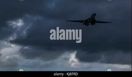 U.S. Air Force B-1B Lancer an der 37th Expeditionary Bomb Squadron zugeordnet, bereitgestellt von Ellsworth Air Force Base, South Dakota, zieht aus Stockfoto