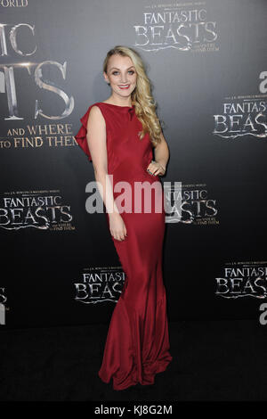 New York, NY - 10. November: Evanna Lynch besucht die "fantastische Tiere und wo sie zu finden sind" Weltpremiere in der Alice Tully Hall, Lincoln Center am 10. November 2016 in New York City. Leute: Evanna Lynch Stockfoto