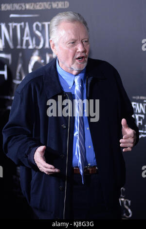 NEW YORK, NY – 10. NOVEMBER: Jon Voight nimmt am 10. November 2016 in der Alice Tully Hall, Lincoln Center, an der „Fantastic Beasts and Where to find them“-Weltpremiere Teil. Leute: Jon Voight Stockfoto