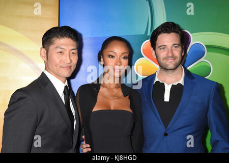 BEVERLY HILLS, CA - AUGUST 02 :Brian Tee, Yaya DaCosta, Colin Donnell kommt an der 2016 Summer TCA Tour - NBCUniversal Press Tour Tag 1 im Beverly Hilton Hotel am 2. August 2016 in Beverly Hills, Kalifornien. Personen: Brian Tee, Yaya DaCosta, Colin Donnell Stockfoto