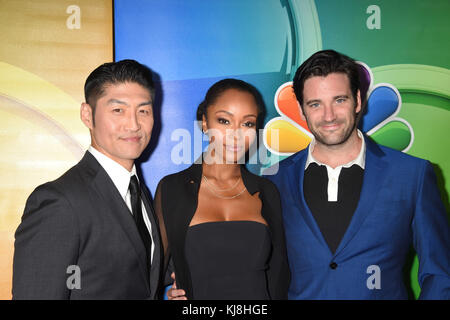 BEVERLY HILLS, CA - AUGUST 02 :Brian Tee, Yaya DaCosta, Colin Donnell kommt an der 2016 Summer TCA Tour - NBCUniversal Press Tour Tag 1 im Beverly Hilton Hotel am 2. August 2016 in Beverly Hills, Kalifornien. Personen: Brian Tee, Yaya DaCosta, Colin Donnell Stockfoto