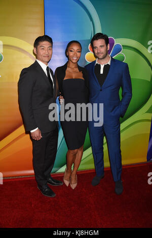 BEVERLY HILLS, CA - AUGUST 02 :Brian Tee, Yaya DaCosta, Colin Donnell kommt an der 2016 Summer TCA Tour - NBCUniversal Press Tour Tag 1 im Beverly Hilton Hotel am 2. August 2016 in Beverly Hills, Kalifornien. Personen: Brian Tee, Yaya DaCosta, Colin Donnell Stockfoto