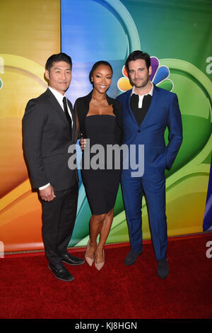BEVERLY HILLS, CA - AUGUST 02 :Brian Tee, Yaya DaCosta, Colin Donnell kommt an der 2016 Summer TCA Tour - NBCUniversal Press Tour Tag 1 im Beverly Hilton Hotel am 2. August 2016 in Beverly Hills, Kalifornien. Personen: Brian Tee, Yaya DaCosta, Colin Donnell Stockfoto