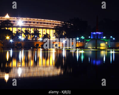 Ein Blick auf das indische Parlament beleuchtet in den Lichtern bei Nacht in Neu Delhi, Indien Stockfoto