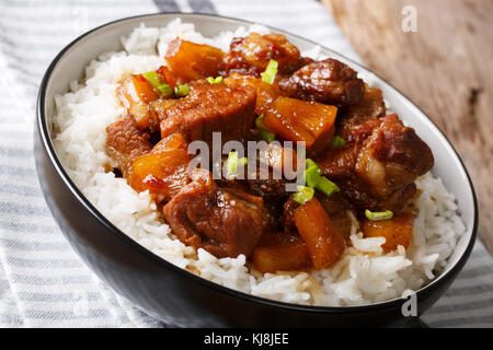 Filipino Bauchspeck hamonado mit Ananas und Reis close-up in eine Schüssel. Horizontale Stockfoto