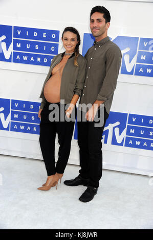 NEW YORK, NY - AUGUST 28: NEV Schulman, Laura Perlongo nimmt am 2016 28. August 2016 an den MTV Video Music Awards im Madison Square Garden in New York City Teil. Personen: Nev Schulman, Laura Perlongo Stockfoto