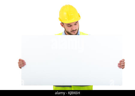 Happy männlichen Ingenieur Holding eine Anzeige leer Banner. auf weißem Hintergrund Stockfoto