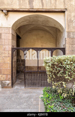 Embedded Raum mit hölzernen Balustrade und Holzbögen hinter einem bepflanzten Blumenkasten an der Außenwand eines alten historischen Haus, Kairo, Ägypten Stockfoto