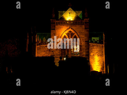 St Mary's Stiftskirche, Haddington, East Lothian, Schottland, Großbritannien, mit grossen Glasfenster beleuchtet bei Nacht Stockfoto